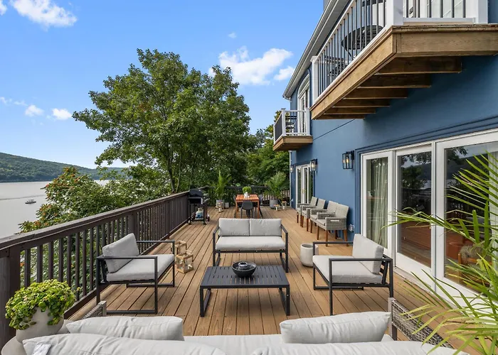 Lakeview Villa With Private Hot Tub, Firepit & Spacious Decks With Breathtaking Cliff Views