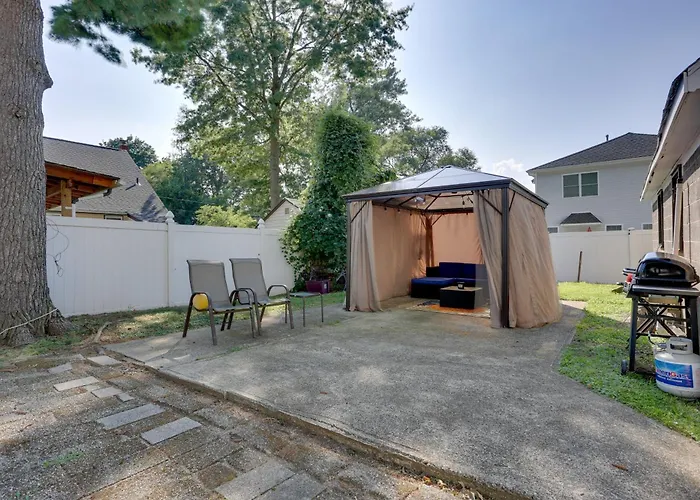 11 Mi To Manhattan: Pet-Friendly Duplex W/ Yard!