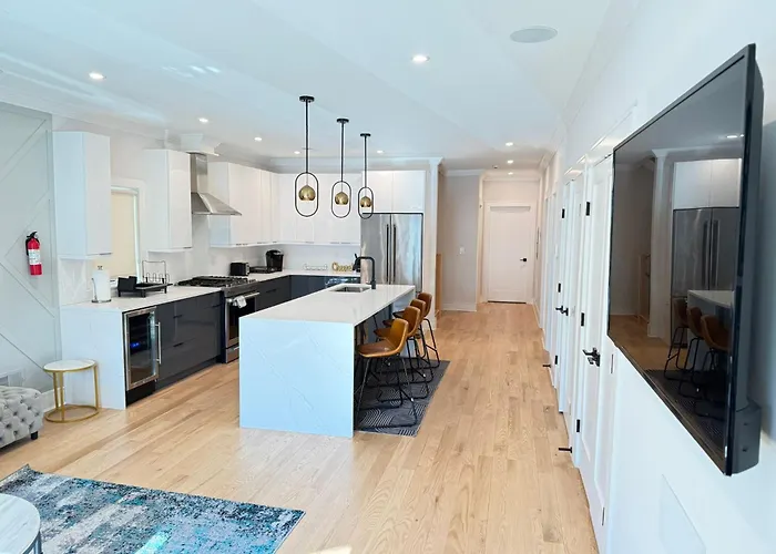 Huge 2000 Sqft Luxury & Stylish Condo Minutes To New York